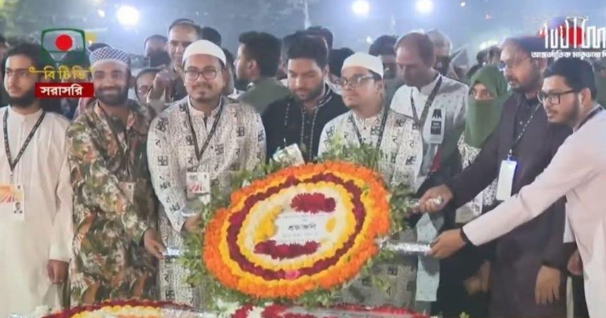 শহীদ মিনারে সাদিক কায়েম-ফরহাদদের শ্রদ্ধা, ফেসবুক পোস্টে সর্ব মিত্র চাকমার ক্ষোভ