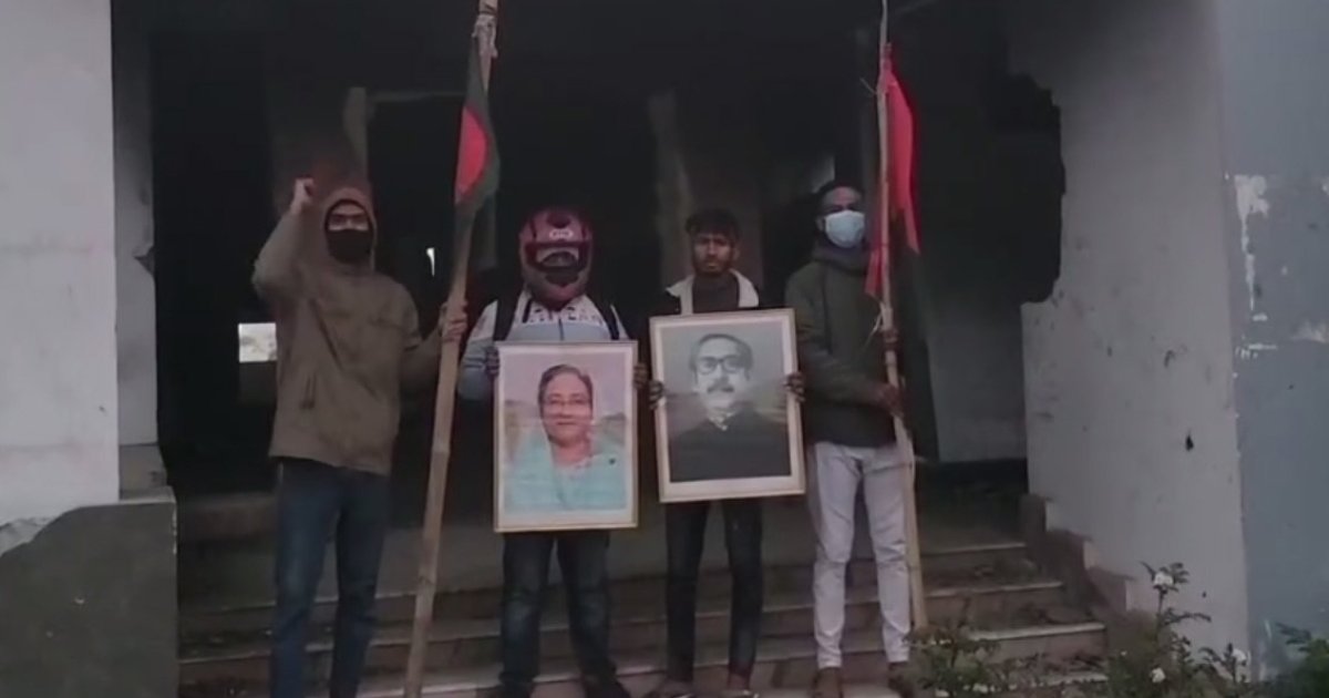 হেলমেট পরে শেখ হাসিনার ছবি হাতে আওয়ামী লীগ কার্যালয়ের সামনে স্লোগান