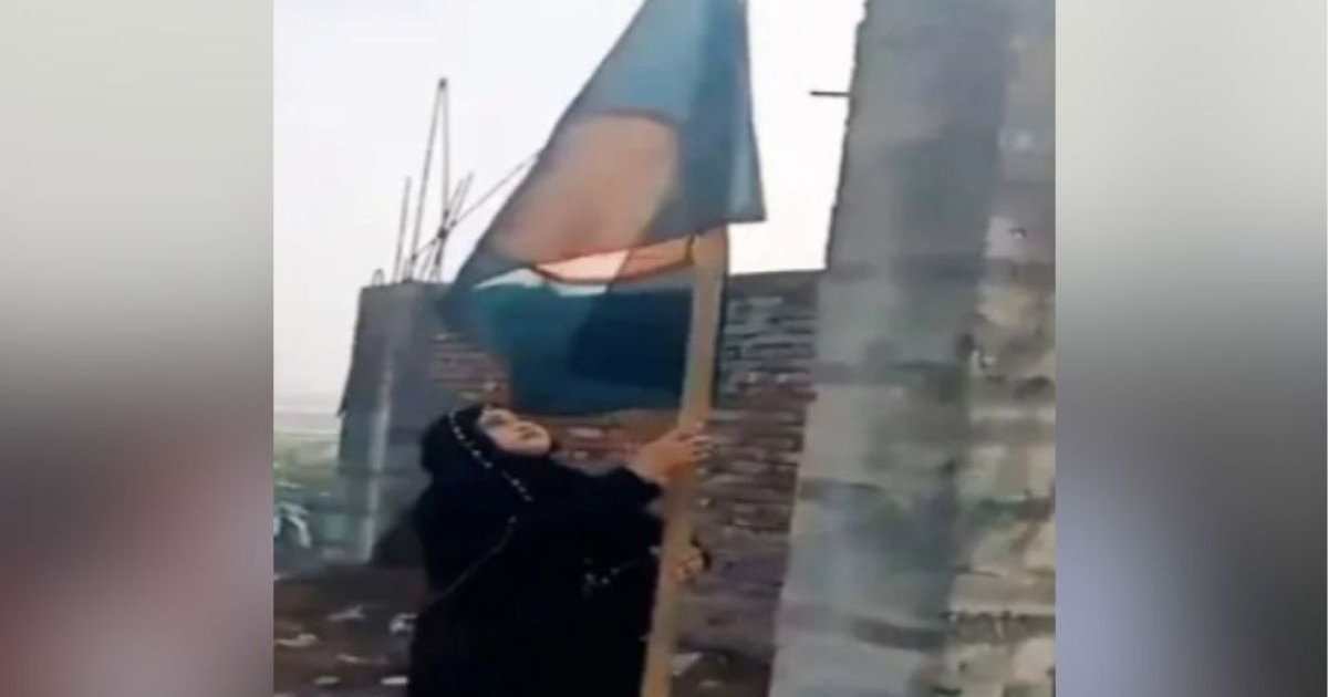 কেরানীগঞ্জে পরিত্যক্ত আওয়ামী লীগ কার্যালয়ে জাতীয় পতাকা উত্তোলন