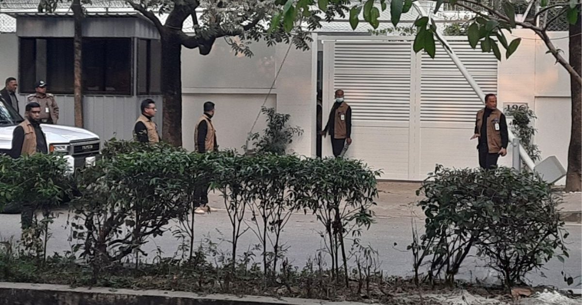 গুলশানে প্রধানমন্ত্রীর বাসার সামনে থেকে ৬ ‘ভিক্ষুককে’ ধরে থানায় নিল পুলিশ