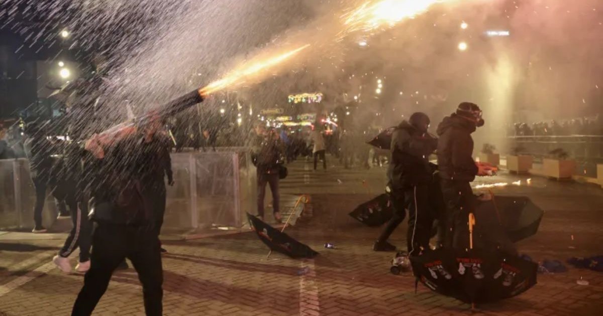 আলবেনিয়ায় প্রধানমন্ত্রীর পদত্যাগের দাবিতে বিক্ষোভ, গ্রেপ্তার ৩০