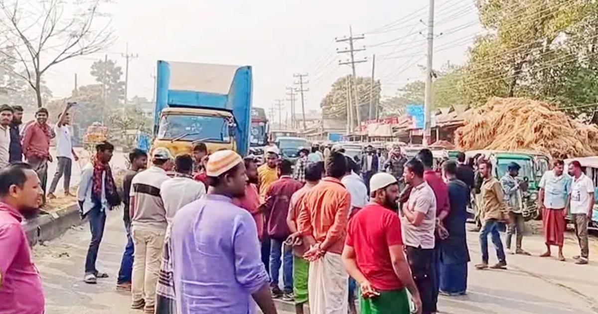ময়মনসিংহে চাঁদা বন্ধের দাবিতে মহাসড়ক অবরোধ, সিএনজি চালকদের বিক্ষোভ