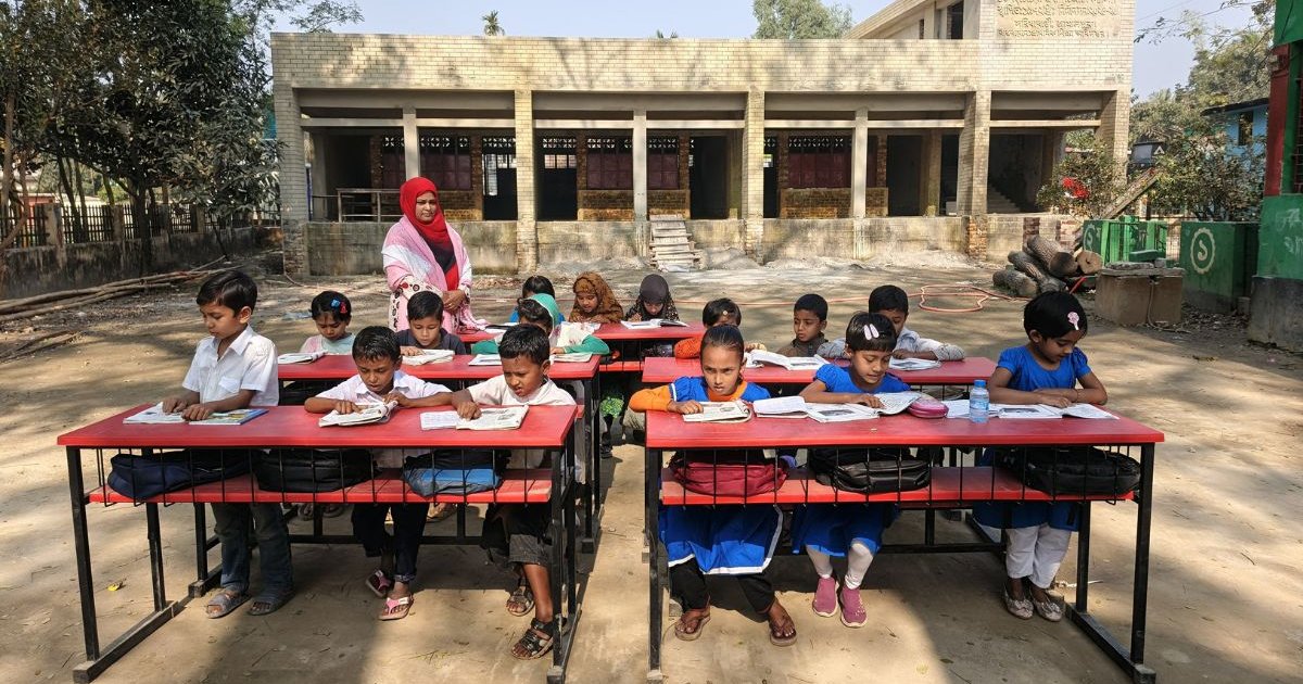 মেয়াদ পেরোলেও শেষ হয়নি ভবন নির্মাণ, খোলা মাঠে পাঠদান