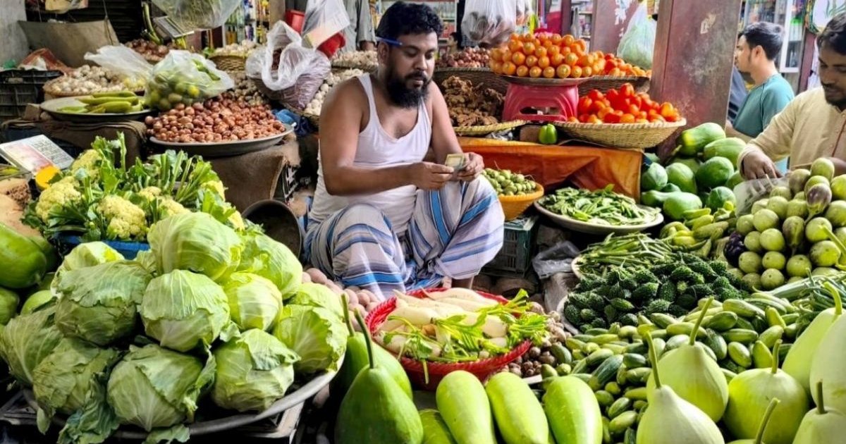 রমজান ঘিরে ঈশ্বরদীতে ঊর্ধ্বমুখী সবজির বাজার, ভোগান্তিতে সাধারণ ক্রেতা