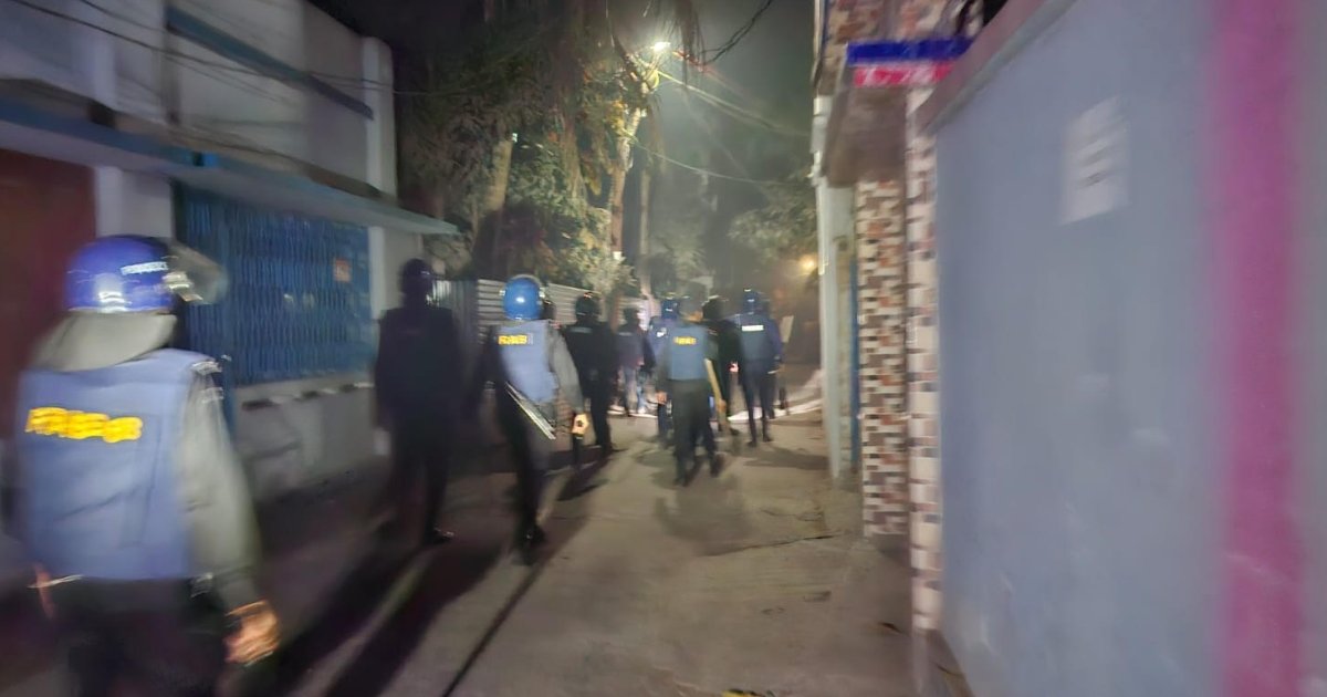 মাদারীপুরে ফের দুপক্ষের সংঘর্ষ: একের পর এক ককটেল বিস্ফোরণে ছড়ালো আতঙ্ক