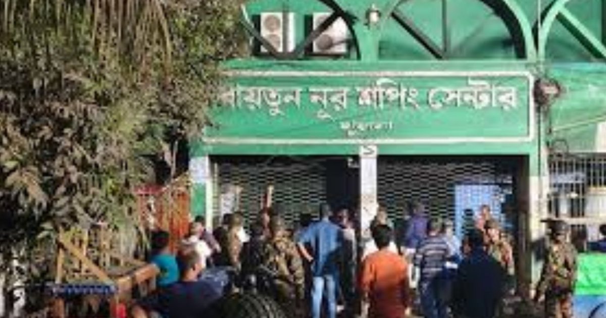 খুলনায় শপিং সেন্টারে আগুন, পুড়লো ১০টি মোবাইল ফোনের দোকান