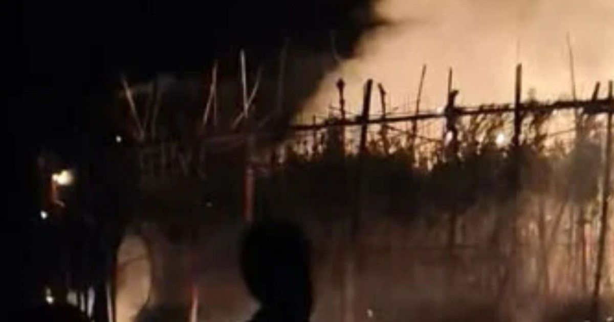 রাতের আঁধারে দুই পানের বরজে আগুন