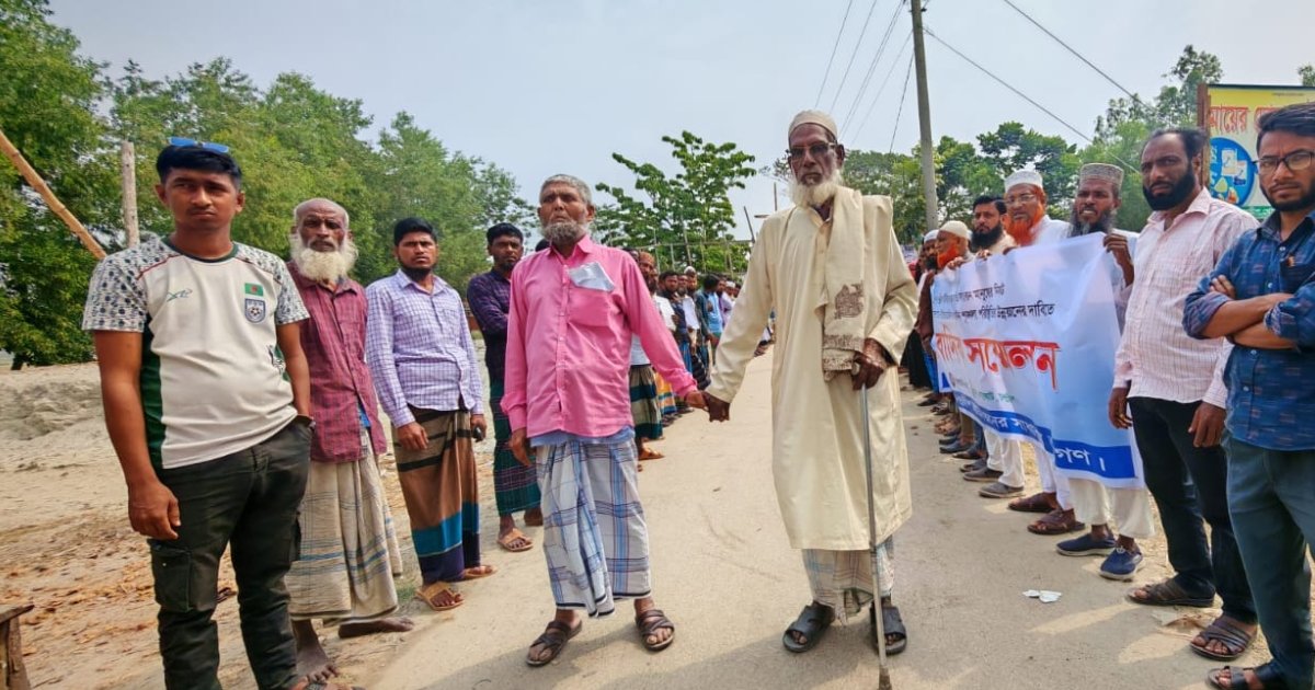 চাঁদাবাজির অভিযোগে বিএনপি নেতার বিরুদ্ধে স্থানীয়দের বিক্ষোভ