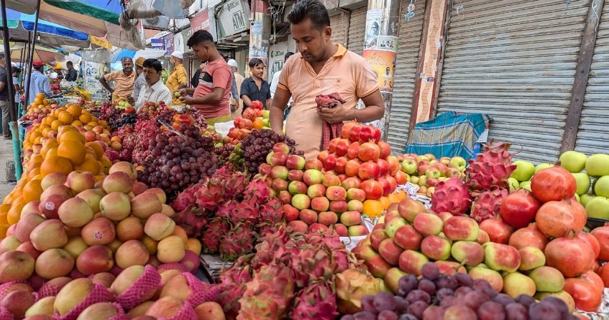 ফলের বাড়তি দামে ক্রেতার ক্ষোভ, দাবি বাজার মনিটরিংয়ের