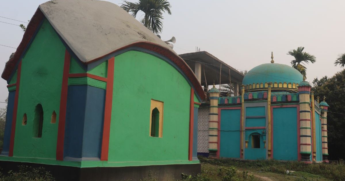 ফুলবাড়ীয়ায় আড়াইশ বছরের প্রাচীন মসজিদ, এখনো নতুনের মতো দৃঢ়