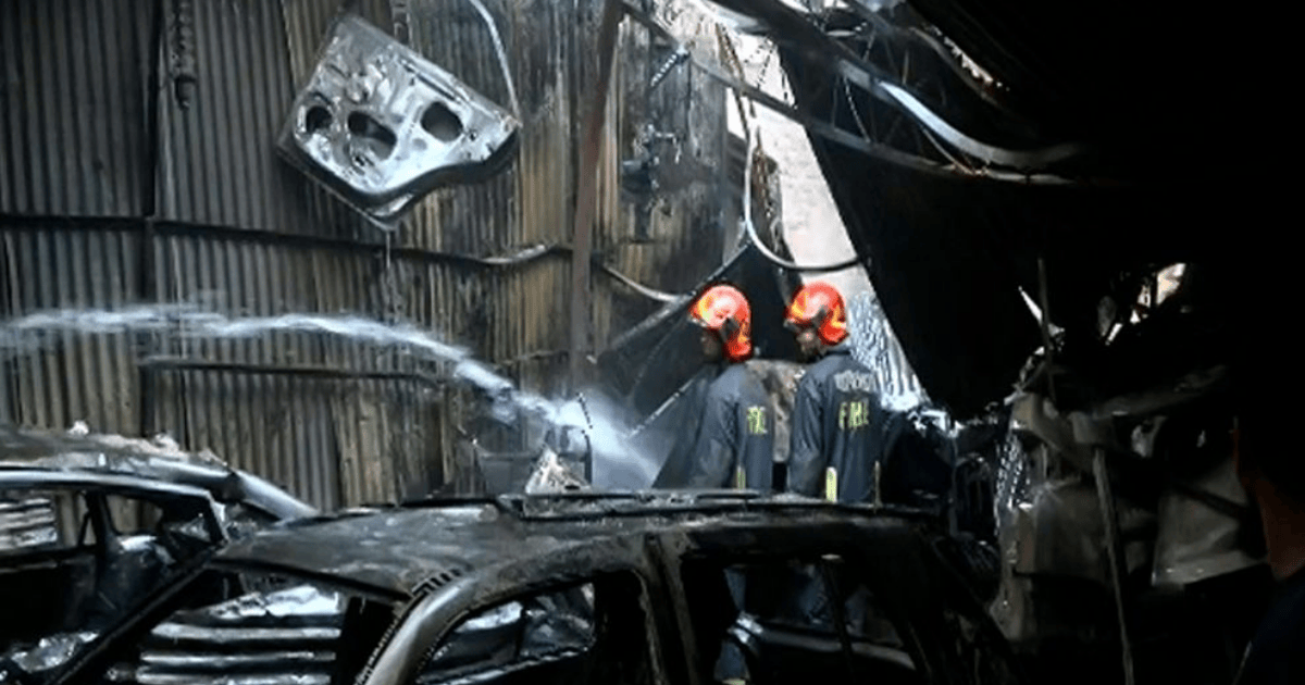 নদ্দায় আগুনে পুড়ল গাড়ির গ্যারেজ