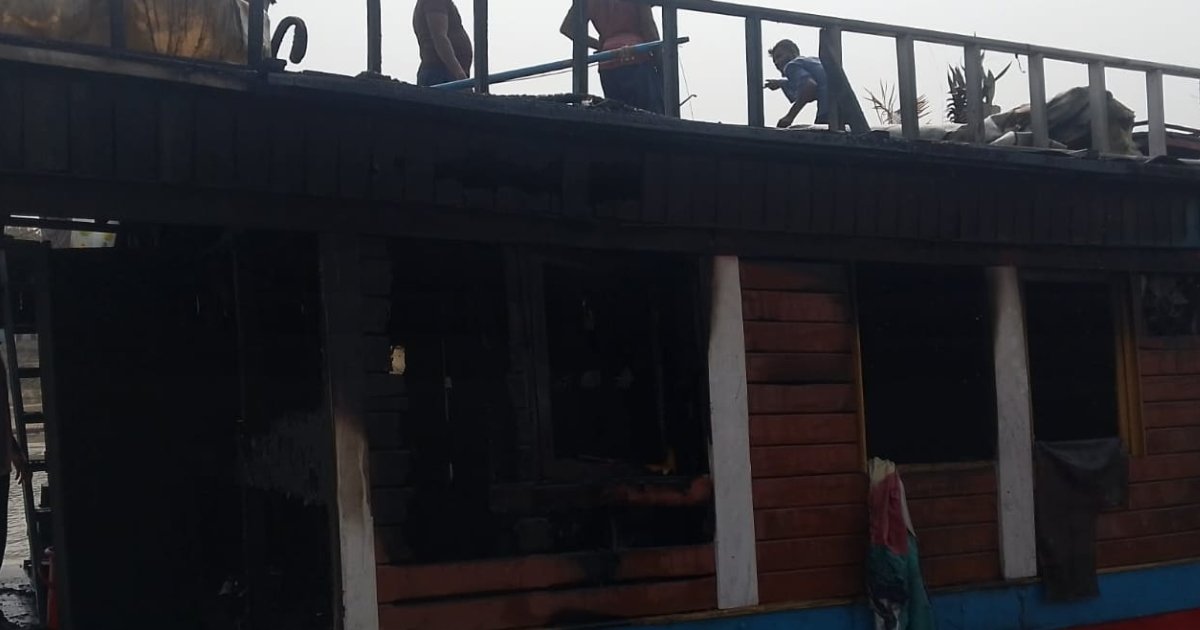 সুনামগঞ্জে মেরামতের জন্য রাখা হাউসবোটে আগুন