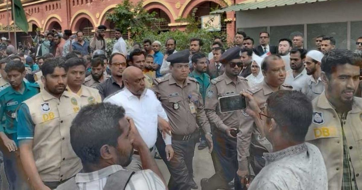 বরিশালে আদালত হট্টগোল মামলায় আইনজীবী সমিতির সভাপতি গ্রেপ্তার