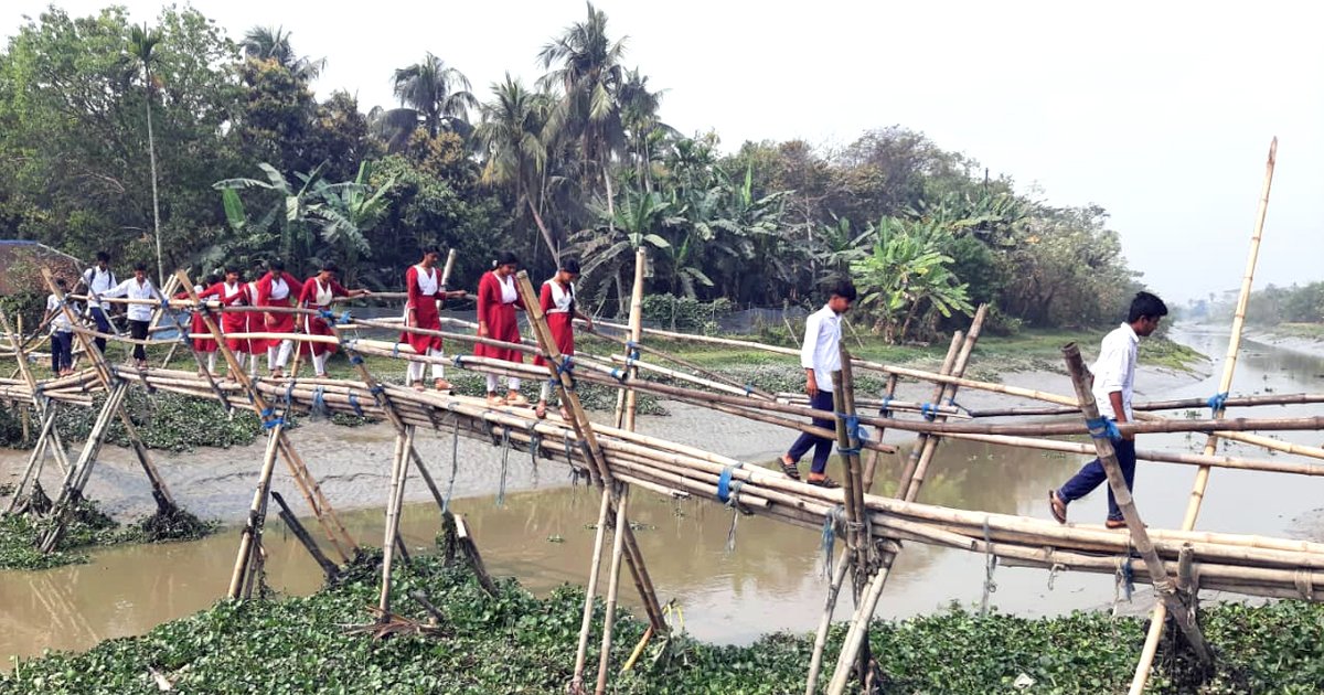 চিত্রা নদীর ওপর ঝুঁকিপূর্ণ বাঁশের সাঁকো, ভোগান্তিতে দুই উপজেলার মানুষ