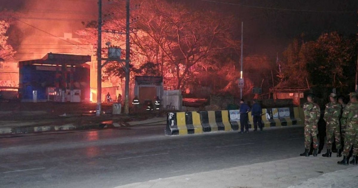 কক্সবাজারে গ্যাসপাম্পে বিস্ফোরণ, দগ্ধ ১০, পুড়েছে ঘরবাড়ি-গাড়ি