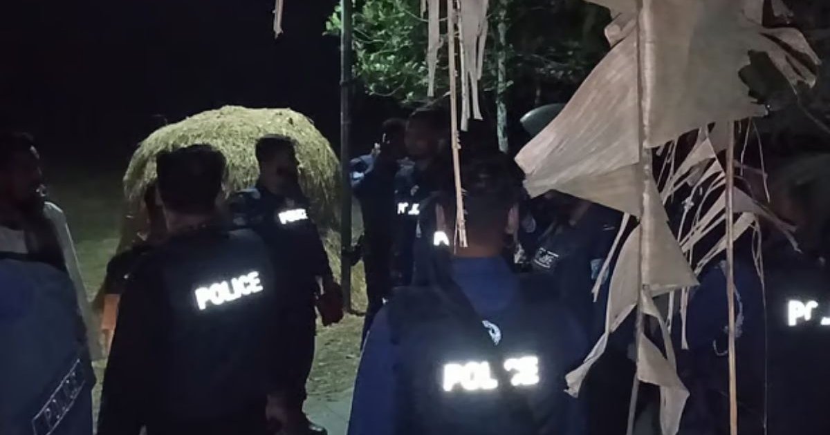 মাদারীপুরে রাতে টর্চলাইট জ্বালিয়ে দুই পক্ষের সংঘর্ষ, বোমা বিস্ফোরণ