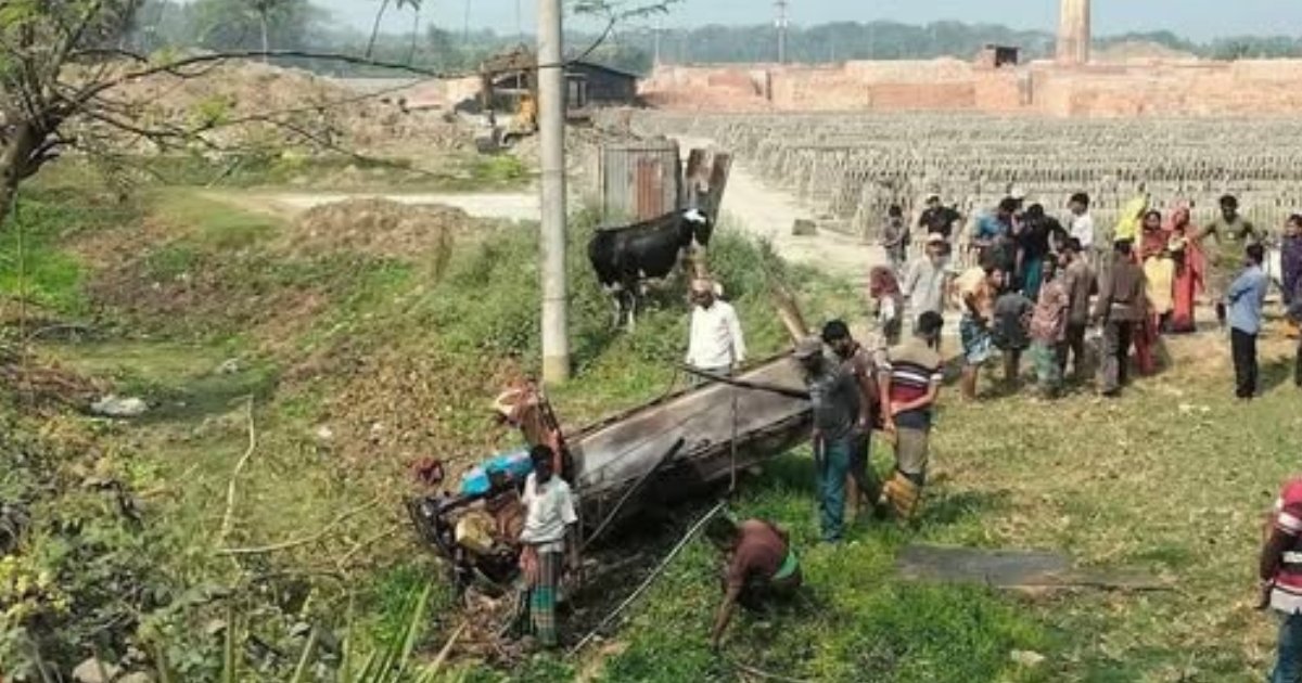 গরুবোঝাই ইঞ্জিনভ্যান খাদে পড়ে চালক নিহত, আহত ৩