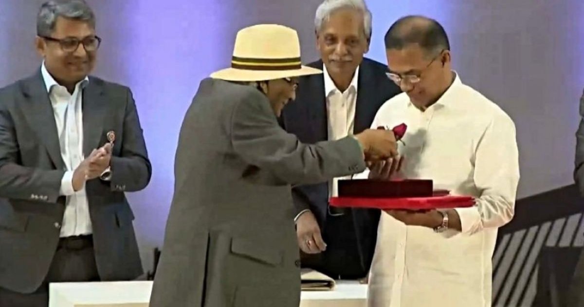 একুশে পদক নিতে গিয়ে প্রধানমন্ত্রীকে লাল গোলাপ উপহার দিলেন শফিক রেহমান