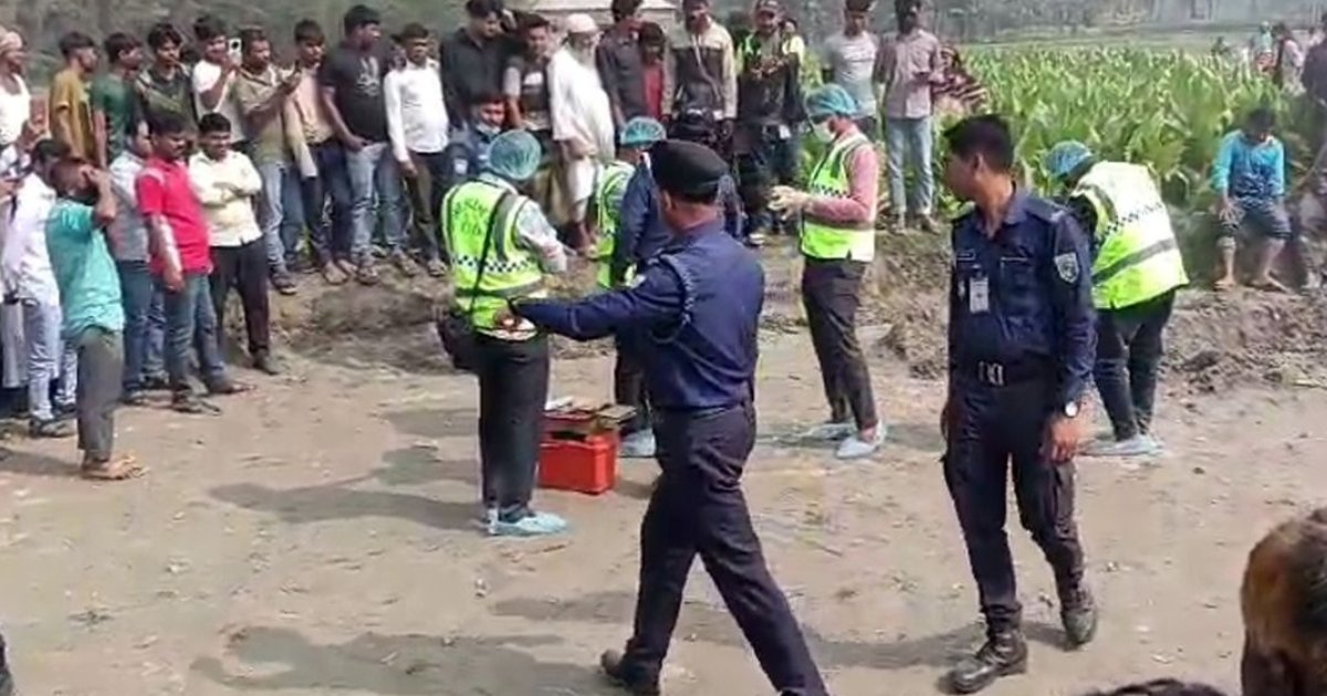 ক্ষেতে পড়ে থাকা জুতার সূত্র ধরে মাটির নিচে মিললো নিখোঁজ ব্যক্তির মরদেহ