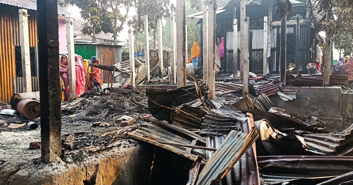 গজারিয়ায় অগ্নিকাণ্ড, পরনের কাপড় ছাড়া কিছুই রইল না ৩টি পরিবারের