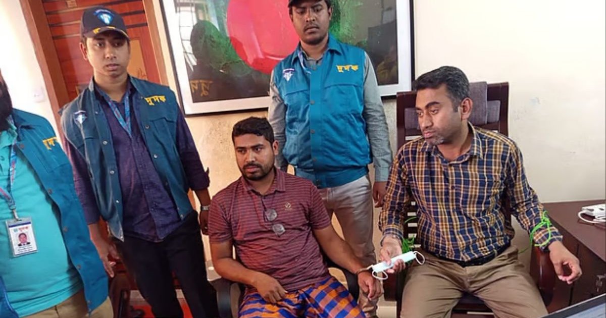 ঘুষের লাখ টাকাসহ হাতেনাতে আটক উপজেলা প্রকল্প কর্মকর্তা