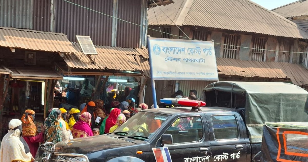 অবৈধ ট্রলিং ট্রলার এবং মাছসহ দুই জেলেকে আটক