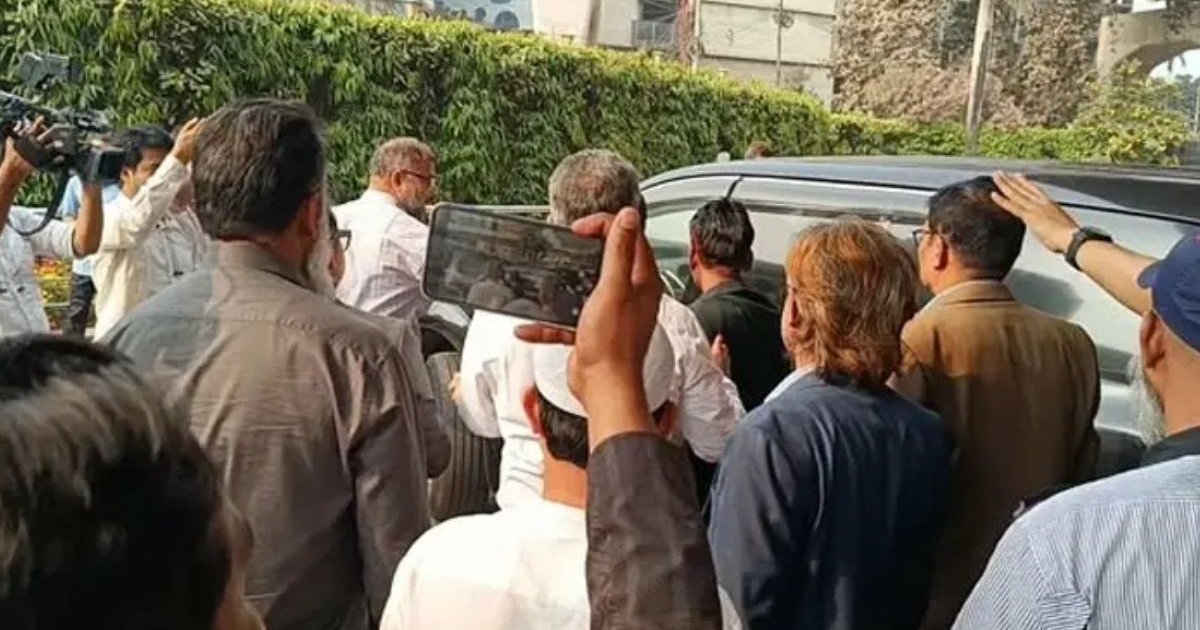 ‘মব’ ঘটনায় জড়িত কর্মকর্তাদের বিরুদ্ধে ব্যবস্থা নেবে কেন্দ্রীয় ব্যাংক