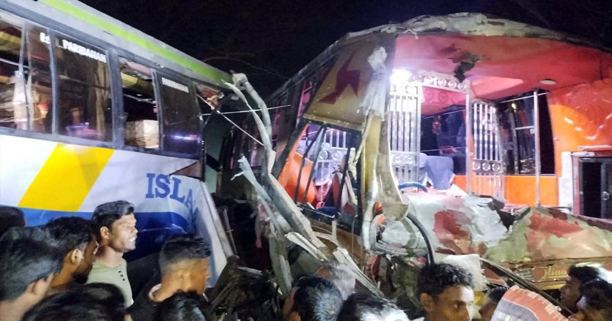 বরিশালে দুই বাসের মুখোমুখি সংঘর্ষে চালক নিহত, আহত ২০