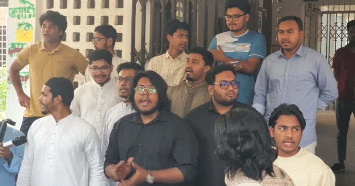 প্রক্টর অফিস ঘেরাও, দায়ীদের শাস্তির আলটিমেটাম ডাকসু নেতা-কর্মীদের