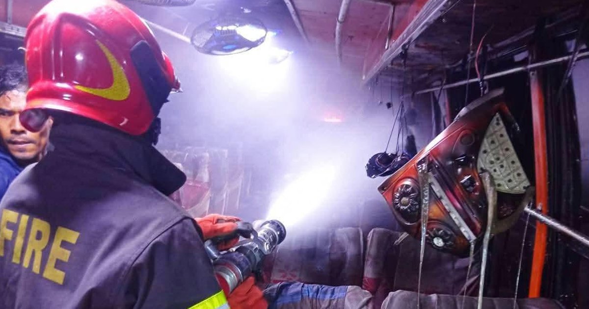 চাঁদপুরে বাসস্ট্যান্ডে দাঁড়িয়ে থাকা তিন বাসে আগুন