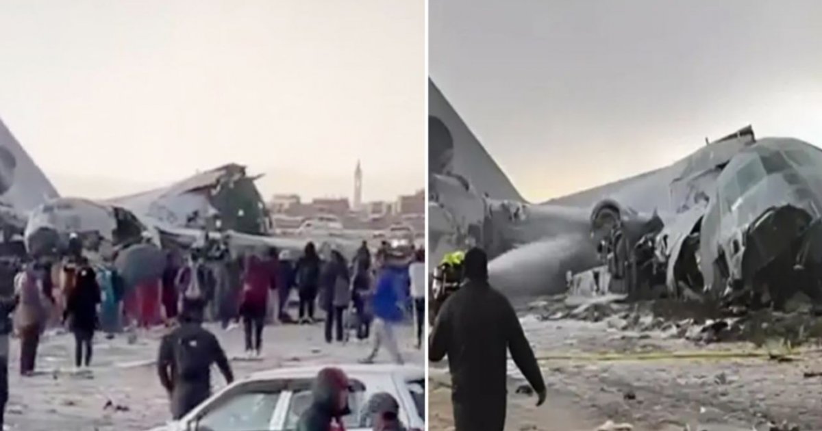 টাকা ভর্তি বিমান বিধ্বস্ত, হতাহতদের ছেড়ে পড়ে থাকা নোট সংগ্রহে ছুটল মানুষ