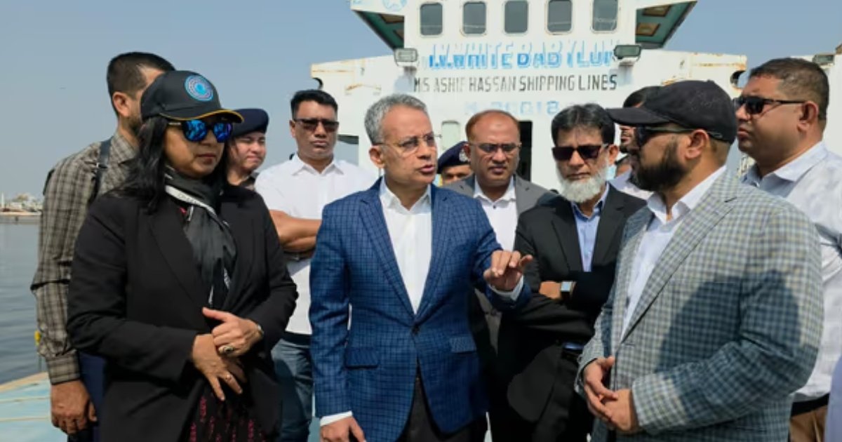 খালাস না করে জাহাজেই পণ্য মজুত, আকস্মিক সফরে এসে মামলার নির্দেশ মন্ত্রীর