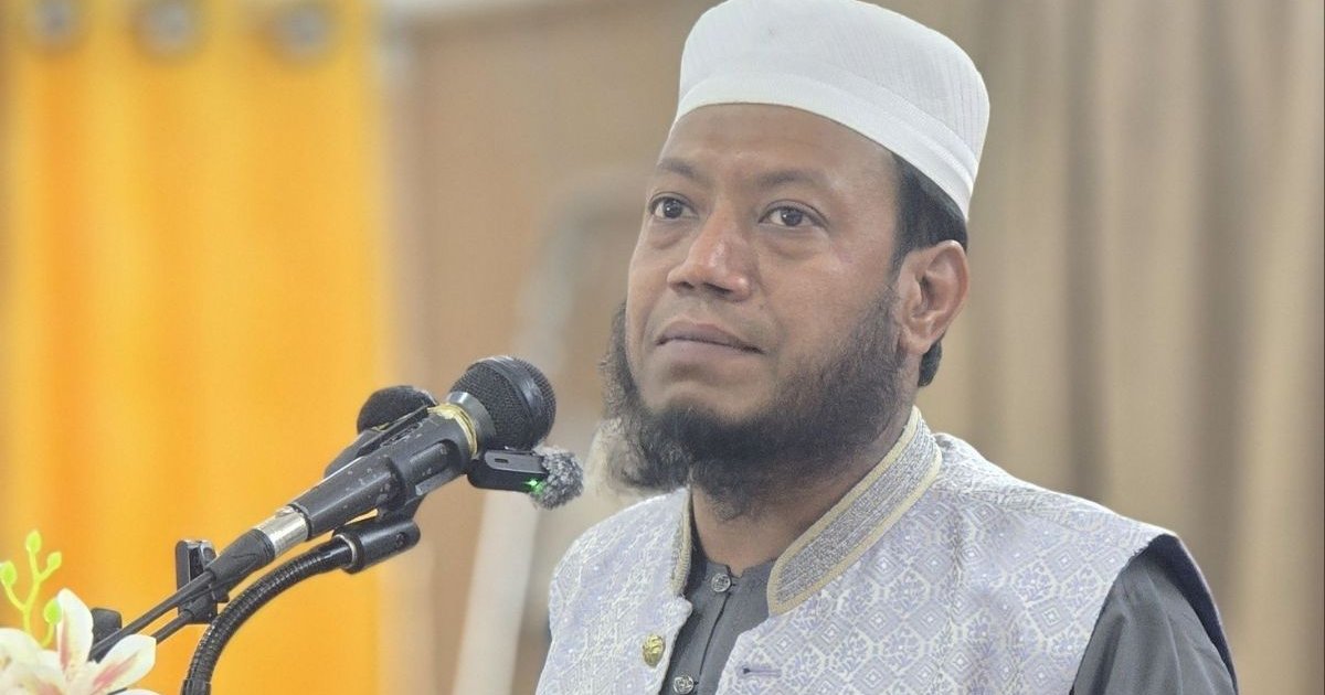 কয়েকদিন ধরে স্বপ্নের উপরে কেবল বালিচাপা পড়তেই দেখছি: আমির হামজা