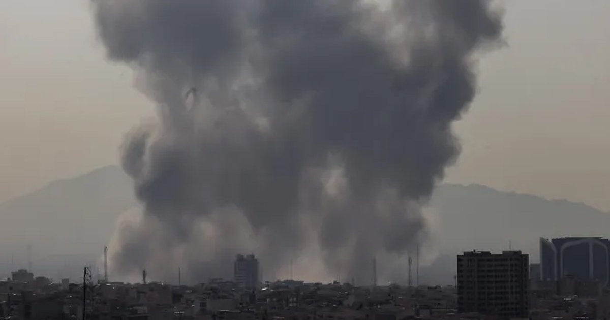 খামেনির বাসভবনের কাছে মুহুর্মুহু ক্ষেপণাস্ত্র হামলা   