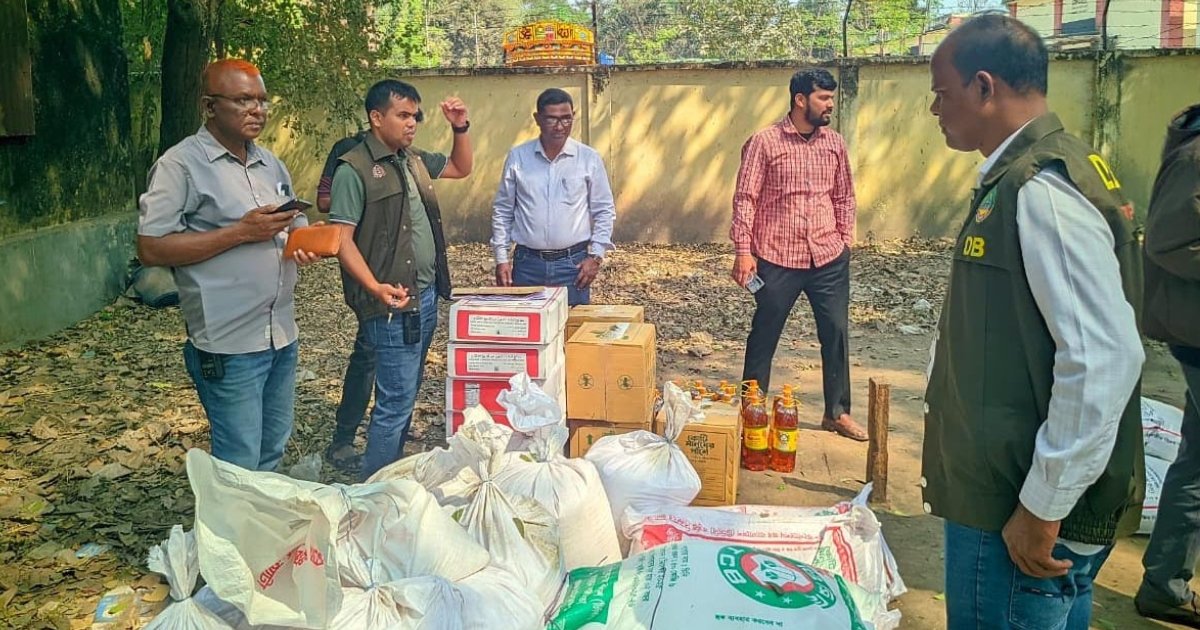 টিসিবির পণ্য গুদামে মজুত, রংপুরে ডিলার আটক