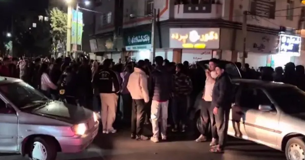 খামেনির মৃত্যুতে গান বাজিয়ে-আতশবাজি ফুটিয়ে ইরানিদের উল্লাস