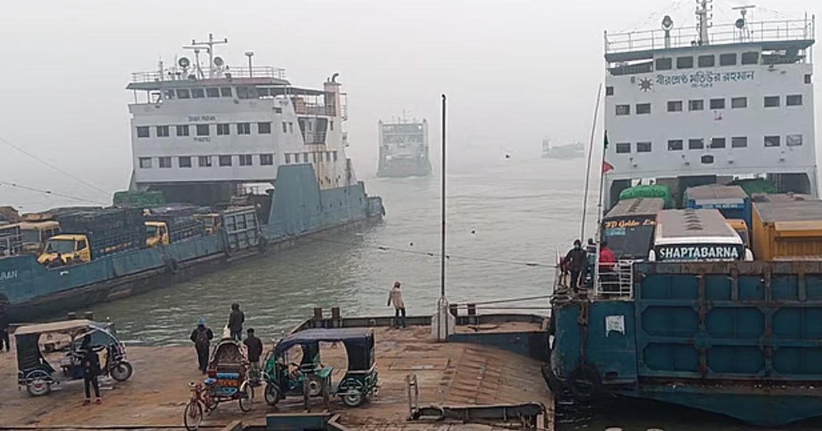 দৌলতদিয়া-পাটুরিয়া রুটে সাড়ে তিন ঘণ্টা ফেরি বন্ধ, যাত্রীর দুর্ভোগ