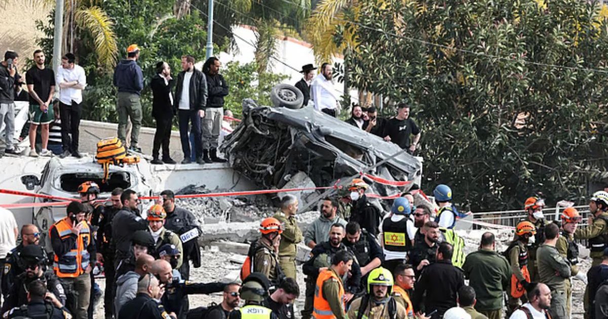 ইরানি ক্ষেপণাস্ত্র হামলায় ইসরায়েলে অন্তত ৮ জন নিহত