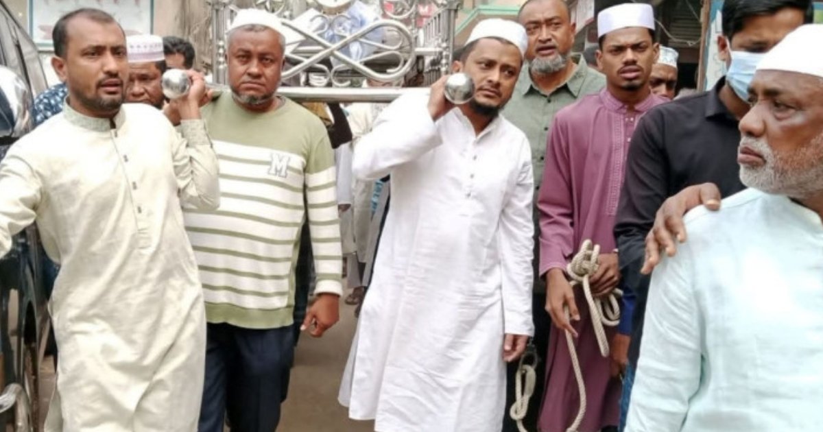 হাতকড়া পরেই বাবার জানাজায় যুবলীগ নেতা, বললেন—‘আমি হতভাগ্য ছেলে’