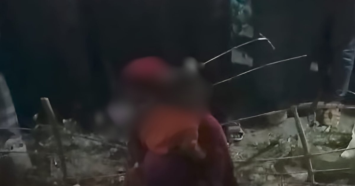 পরকীয়ার অভিযোগে সালিশি বৈঠকে শিশুকে কোল থেকে কেড়ে নিয়ে মাকে জুতাপেটা