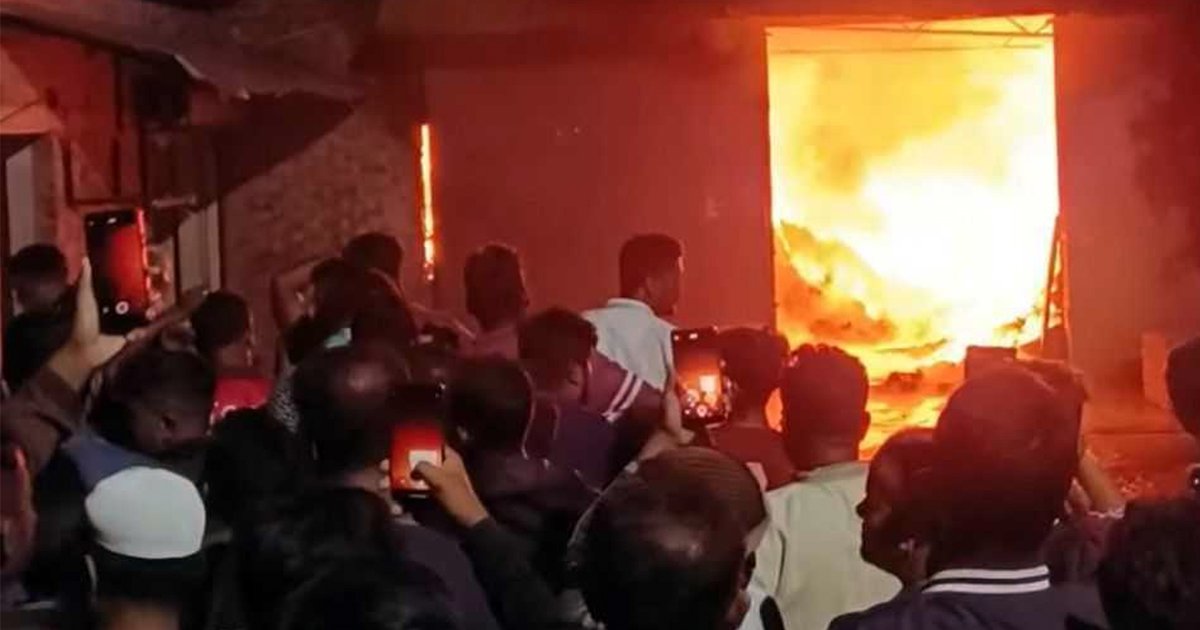 রাজশাহীতে ভয়াবহ অগ্নিকাণ্ডে পুড়ল খাদ্য গুদামের মালামাল