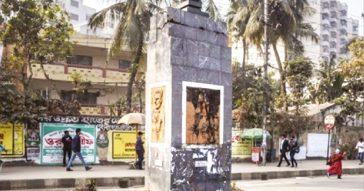 রক্ত দিয়ে লেখা নাম ‘আসাদ গেট’