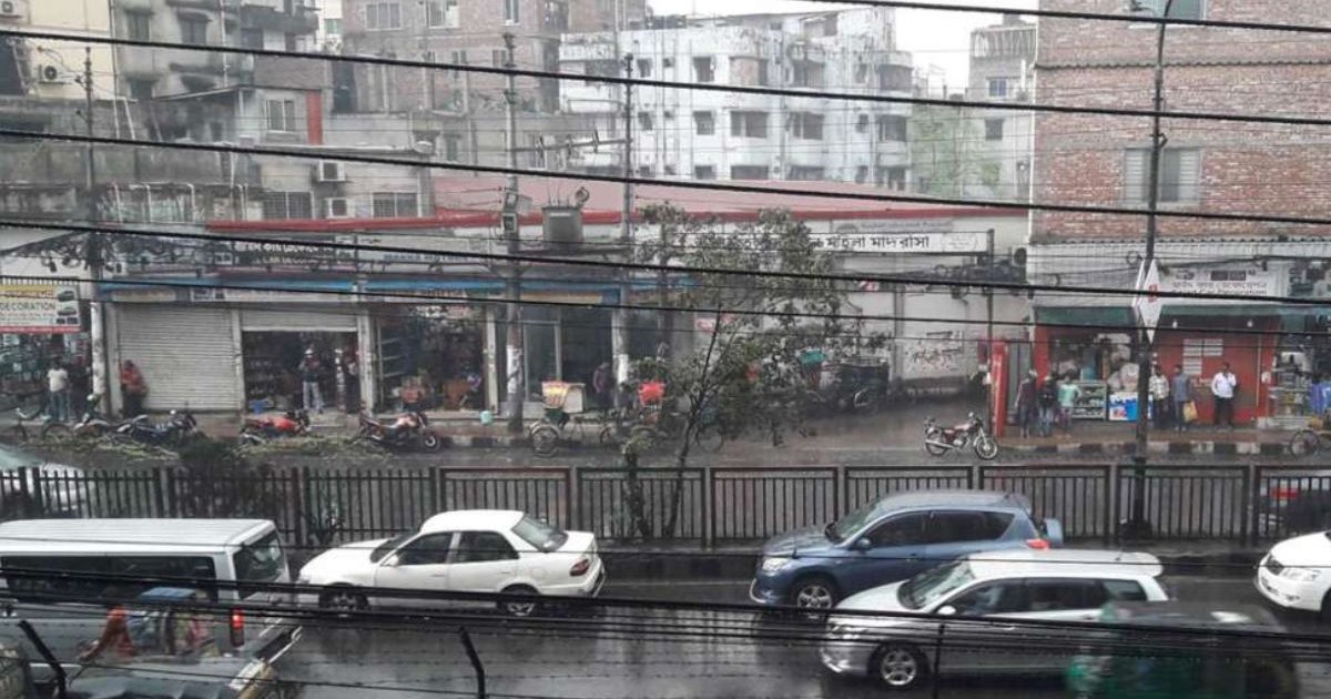 মৌসুমের প্রথম বৃষ্টিতে সিক্ত ঢাকা