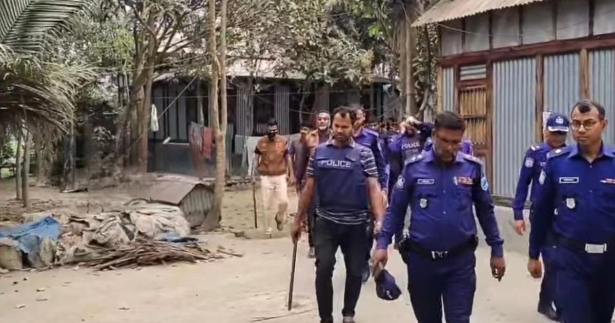 মুন্সীগঞ্জে দুইপক্ষের সংঘর্ষে মুহুর্মুহু ককটেল বিস্ফোরণ