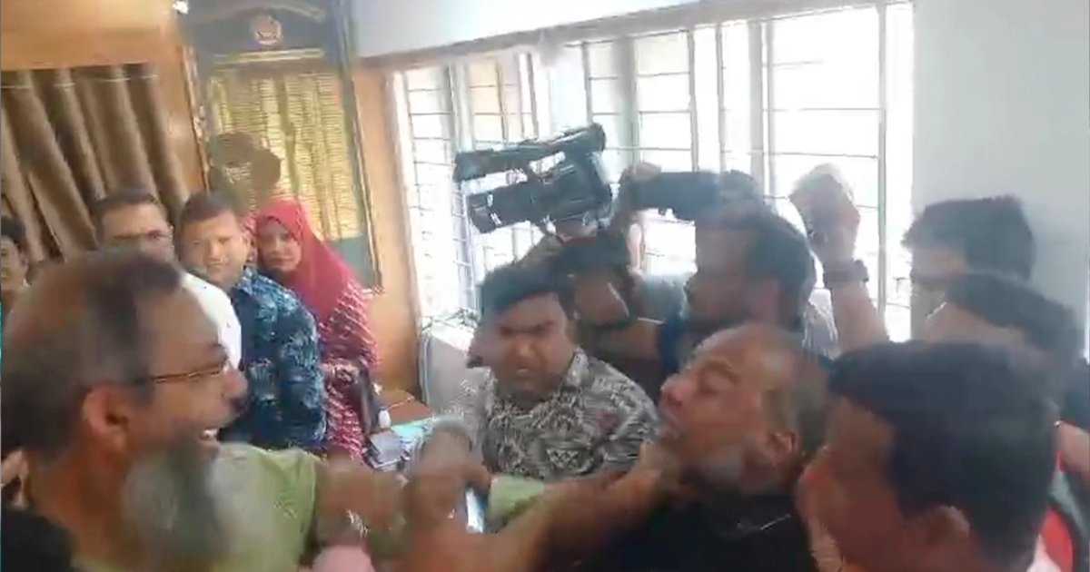 উপ-নির্বাচনের মনোনয়ন জমা দিতে গিয়ে বিএনপির দুই নেতার হাতাহাতি