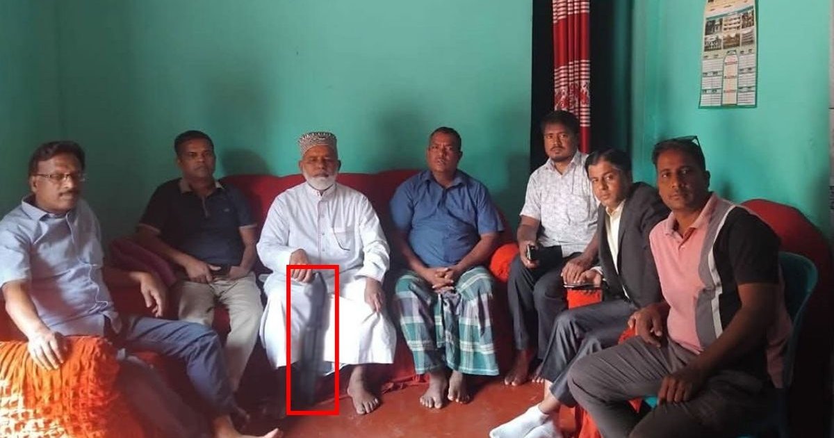 শটগান হাতে অসুস্থ কর্মীকে দেখতে গেলেন বিএনপি নেতা