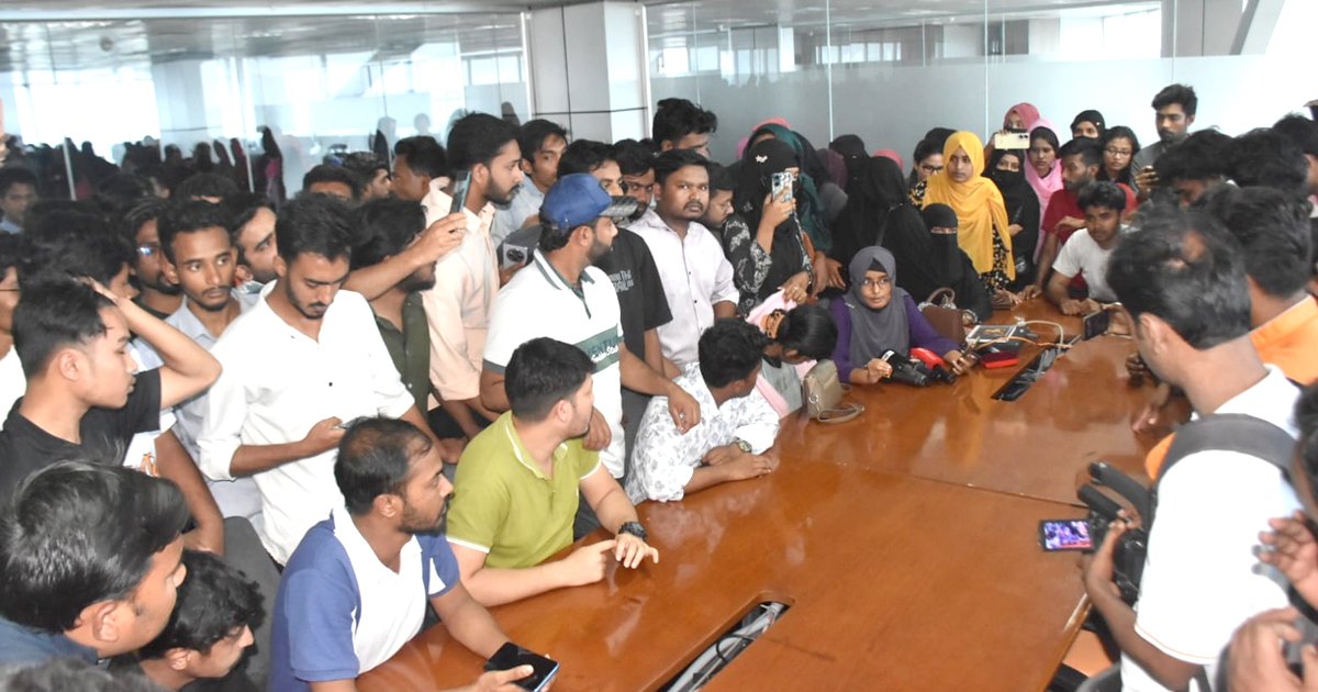 যশোরে বকেয়া বেতনের দাবিতে চালডাল ডটকমের কর্মীদের বিক্ষোভ ও ভাঙচুর