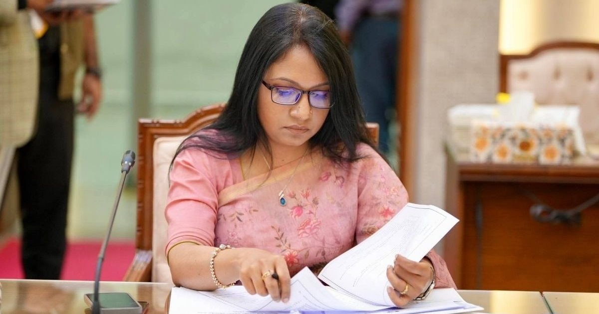 ৩০ বছর পর মন্ত্রণালয়ে বাবার চেয়ারে বসলেন পুতুল