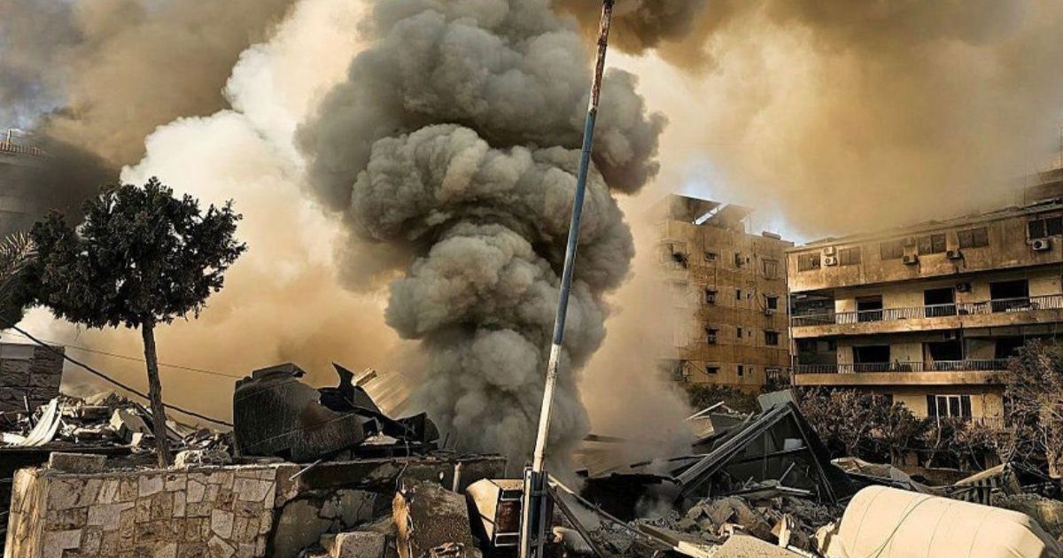 দুই পক্ষ অনড়, ধ্বংসযজ্ঞ চলছেই