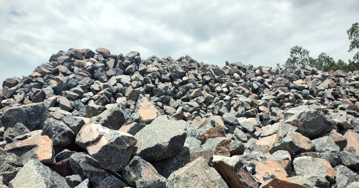 কমে গেছে পাথর বিক্রি, উৎপাদন বন্ধের আশঙ্কায় মধ্যপাড়া পাথরখনি